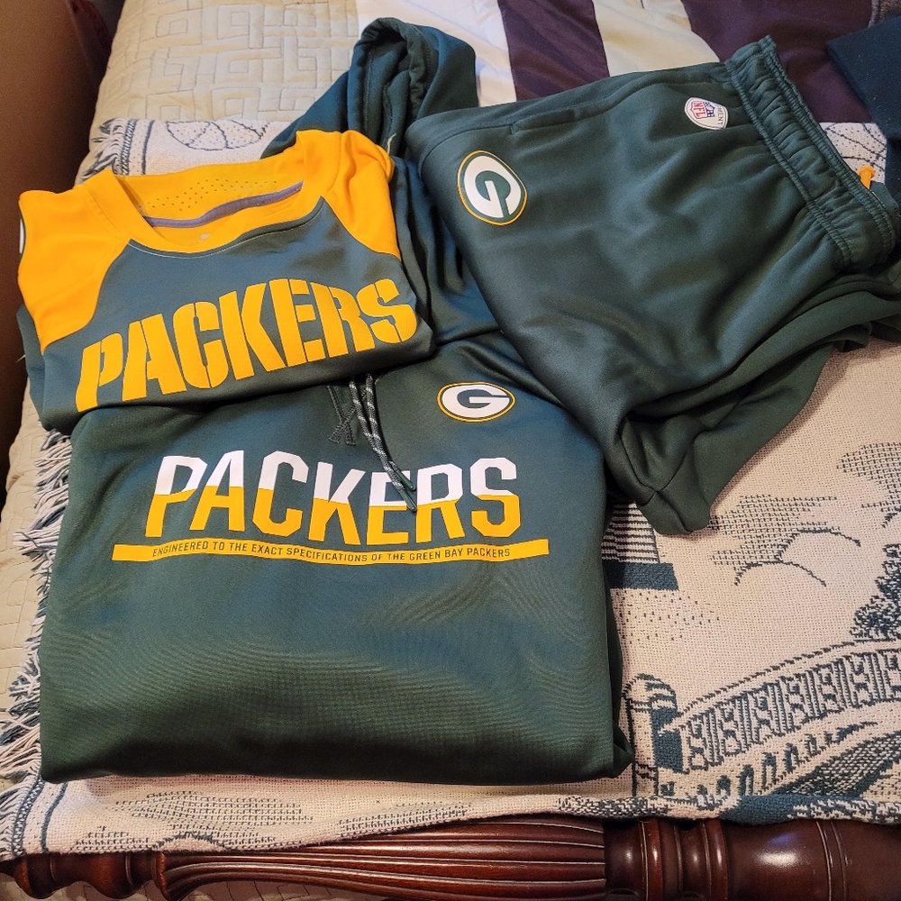 Nice Men's Big and Tall Green Bay Packers Track Set.  3XL/2XL